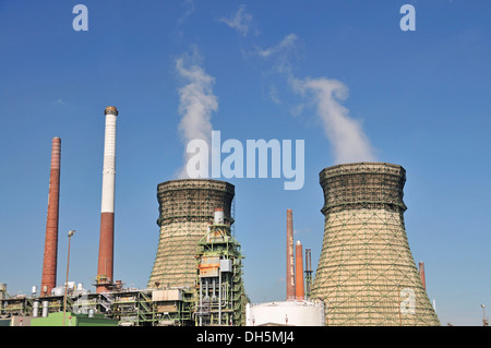 Les cheminées et le brûleur, Rheinland Raffinerie-Werk raffinerie Shell, Nord de l'Allemagne, raffinerie de pétrole, près de Godorf Wesseling Banque D'Images