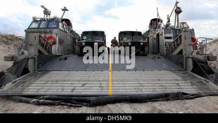 Deux Corps des Marines américains Humvee sont attachés vers le bas pour le pont d'un bateau de débarquement de la Marine américaine, d'un coussin d'air lors d'un mouvement de la 2 Banque D'Images