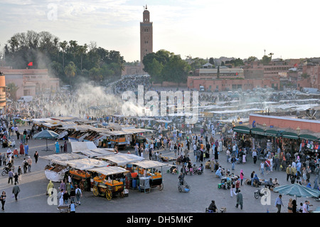 Quant à la place Djemaa el-Fna, la place 'charlatan' ou 'square du pendu", Marrakech, Maroc, Afrique, PublicGround Banque D'Images