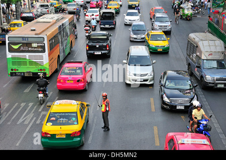 Le trafic avec un agent de la circulation, Phetburi Road, Bangkok, Thaïlande, Asie, PublicGround Banque D'Images