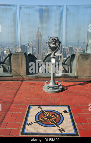 Un télescope sur le pont d'observation 'Top of the Rock' au Rockefeller Center à l'Empire State Building et Banque D'Images