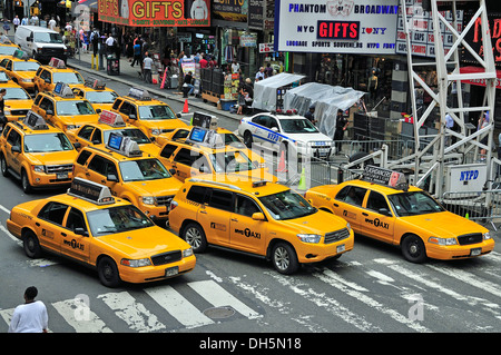 L'heure de pointe, les taxis à Times Square, Midtown, Manhattan, New York, USA, Amérique, PublicGround Banque D'Images