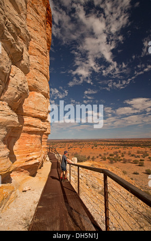 Chambres immenses rock - Pilier - et l'outback australien avec le paysage qui s'étend des plaines à horizon lointain vu de Lookout Banque D'Images