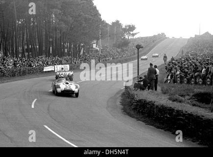 Mike Keen-Tommy la ligne 450C Bristol roadster menant la Lance Macklin- Austin Healey 100S Le Mans, France 12 juin 1955. Banque D'Images