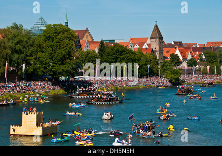 Bateaux à thème au 'Nabadda' parade de bateaux sur 'chwörmontag', une construction Ulm holiday, Danube, Ulm, Bade-Wurtemberg Banque D'Images