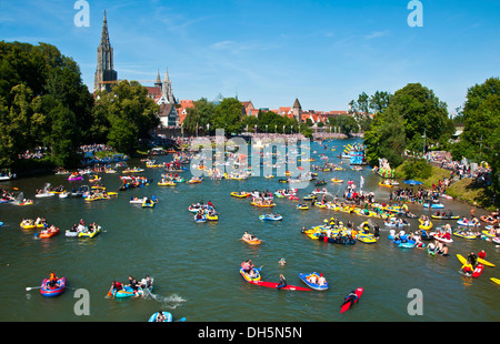 Bateaux à thème au 'Nabadda' parade de bateaux sur 'chwörmontag', une construction Ulm holiday, Danube, Ulm, Bade-Wurtemberg Banque D'Images