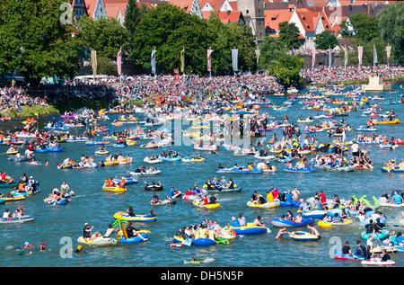 Bateaux à thème au 'Nabadda' parade de bateaux sur 'chwörmontag', une construction Ulm holiday, Danube, Ulm, Bade-Wurtemberg Banque D'Images