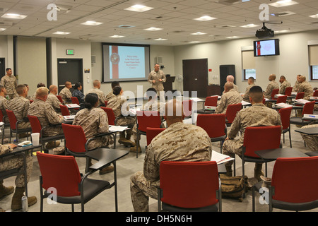 Le général de brigade Vincent A. Coglianese, commandant général de la première Marine Logistics Group, parle avec les Marines et les marins qui fréquentent Banque D'Images