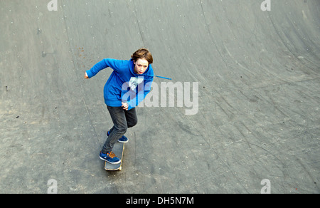 Douze ans, patineur, Lohserampe rampe, d'un skate park à Cologne, Rhénanie du Nord-Westphalie, PublicGround Banque D'Images