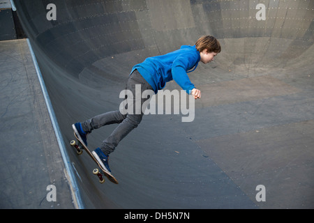 Douze ans, patineur, Lohserampe rampe, d'un skate park à Cologne, Rhénanie du Nord-Westphalie, PublicGround Banque D'Images