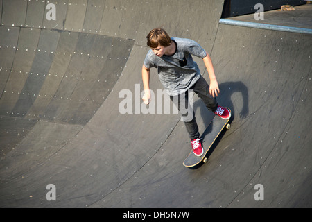 Douze ans, patineur, Lohserampe rampe, d'un skate park à Cologne, Rhénanie du Nord-Westphalie, PublicGround Banque D'Images