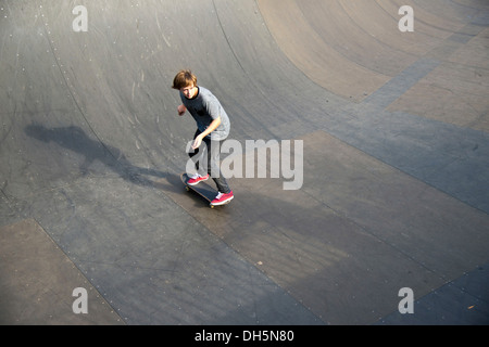 Douze ans, patineur, Lohserampe rampe, d'un skate park à Cologne, Rhénanie du Nord-Westphalie, PublicGround Banque D'Images