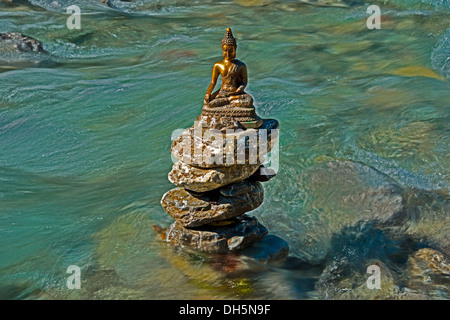 -Bhumispara mudra : Gautama Bouddha au moment de l'illumination, la sculpture dans un ruisseau de montagne, Oytal Allgaeu, Bavaria, Banque D'Images