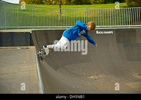 Douze ans, patineur, Lohserampe piste de planche à roulettes à Cologne, Rhénanie du Nord-Westphalie, PublicGround Banque D'Images