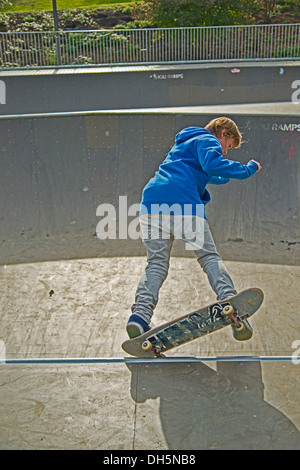 Douze ans, patineur, Lohserampe piste de planche à roulettes à Cologne, Rhénanie du Nord-Westphalie, PublicGround Banque D'Images