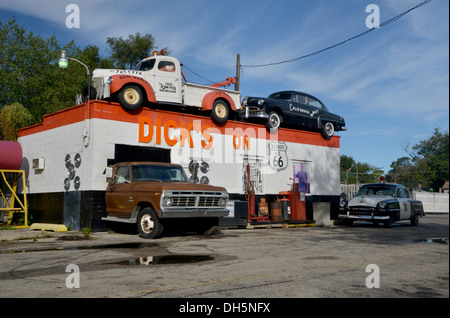 Dick's sur 66 - de vieilles voitures dans un garage à Joliet sur la route 66 en Illinois Banque D'Images