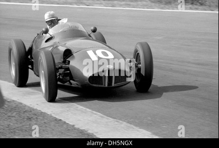 Harry Schell dans une BRM P25 qui a terminé 6e dans le Grand Prix Portugais, Porto, Portugal 24 août 1958. Banque D'Images