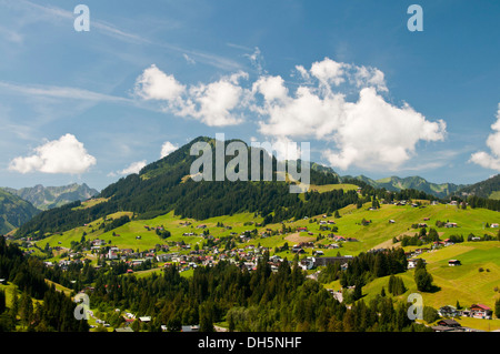 Hirschegg dans Vallée de Kleinwalsertal, Mt Heuberg, 1795m, à l'arrière, Vorarlberg, Autriche, Europe Banque D'Images