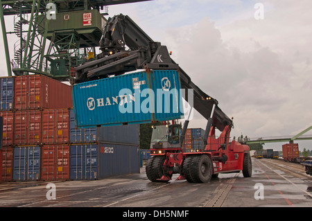 Terminal à conteneurs, Kalmar-Spreader la manutention de conteneurs livrés par chemin de fer, Westkai, terminal Cologne-Niehl Banque D'Images