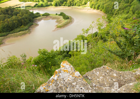 Regardant vers le bas sur la rivière Wye marée de falaises calcaires de Wintour's Leap, à The Green House, Gloucestershire, England, United Banque D'Images