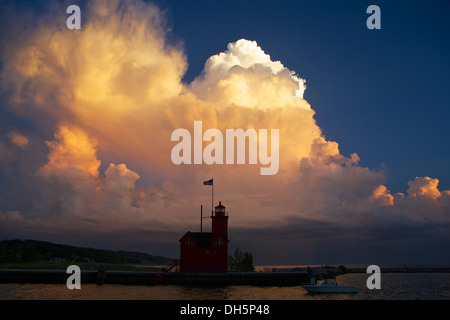 Les nuages de tempête formée au-dessus de la Big Red phare du parc d'état de Holland, Michigan Banque D'Images