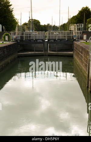 L'un des deux ensembles d'écluses qui permettent un accès par bateau jusqu'à la rivière Severn, c'est au-dessus de la demi -bassin tidal. Banque D'Images