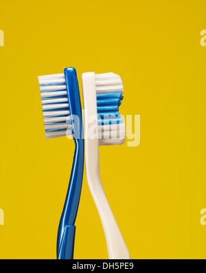 Brosses à dents contre un fond orange Banque D'Images