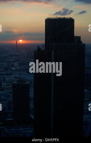 Silhouette de Tower 42 contre un coucher de soleil avec la BT Tower dans la distance Banque D'Images