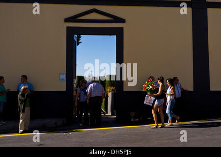 Tenerife, Canaries, Espagne. 06Th Nov, 2013. Fête des morts, Dia de los muertos, toutes les âmes 24. La famille visiter la tombe de leurs défunts membres de la famille et les décorer avec des fleurs en souvenir. Cimetière Municipal de Guia de Isora, Tenerife, Canaries, Espagne. Credit : Phil Crean A/Alamy Live News Banque D'Images