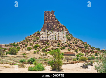 Chapeau de Napoléon ou Napoléon hat rock formation, près de Aguard Oudad, Tafraoute, chaîne de montagnes de l'Anti-Atlas, dans le sud du Maroc Banque D'Images