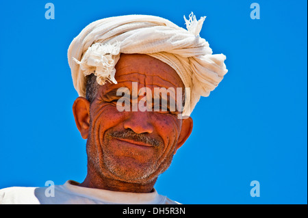 Friendly, personnes âgées Berber homme portant un turban blanc, portrait, l'Erg Chebbi, dans le sud du Maroc, Maroc, Afrique Banque D'Images