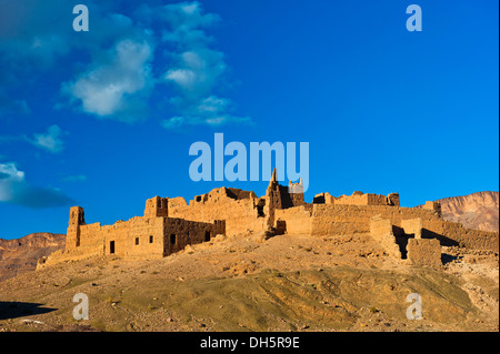 Kasbah en ruine sur une colline, forteresse de brique de boue du peuple Berbère, vallée du Drâa, sud du Maroc, Maroc, Afrique Banque D'Images