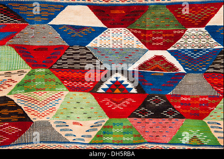 La vue de détail, modèle multi-couleurs sur un tapis ou un tapis tissé, Marrakech, Maroc, Afrique Banque D'Images