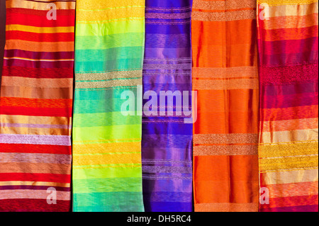 Tissus de couleurs vives sont mis en vente dans le souk, bazar, Medina, FES, Maroc, Afrique Banque D'Images