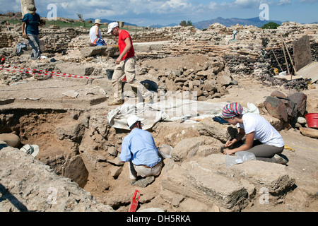 Les archéologues sur place, à creuser les ruines de Nora, dans le sud de la Sardaigne Banque D'Images