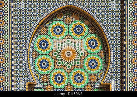 De mosaïques, zellige, carrelage zellige zillij ou, sur une fontaine, Meknès, Maroc, Afrique Banque D'Images