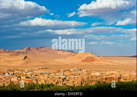 Paysage de montagne et village de brique de boue du peuple berbère avec mosquée et les nouvelles constructions, Tinerhir, le sud du Maroc Banque D'Images