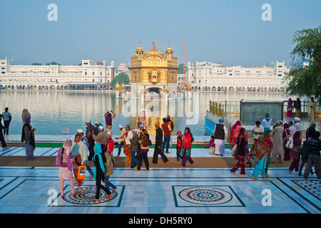 Pèlerins Sikhs Amrit Sagar marche autour du lac sacré, ou Harmandir Sahib ou Hari Mandir ou temple d'Or Banque D'Images