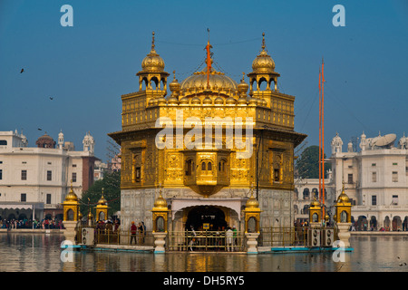 Harmandir Sahib ou Hari Mandir ou temple d'or, sur l'Amrit Sagar ou lac sacré, le plus important temple sikh, Amritsar Banque D'Images