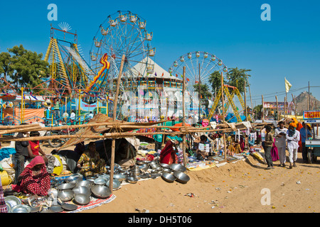Stands vendant des chaudrons et casseroles Chapati, carnaval avec des grandes roues à l'arrière, Pushkar Camel Fair, Pushkar, Rajasthan, India Banque D'Images