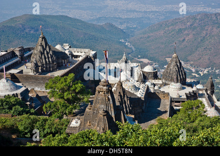 Temple sur la sainte montagne de Girnar, important lieu de pèlerinage pour les adeptes du jaïnisme, Junagadh, Gujarat, Inde Banque D'Images