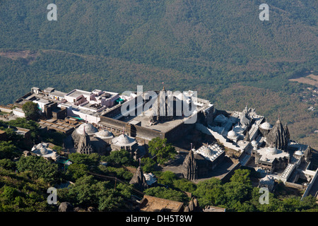 Temple sur la sainte montagne de Girnar, important lieu de pèlerinage pour les adeptes du jaïnisme, Junagadh, Gujarat, Inde Banque D'Images