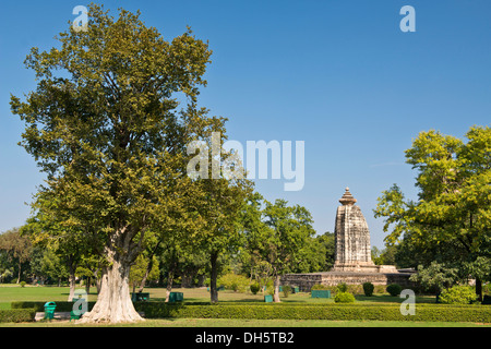 Temple Hindou amidsts arbres, groupe de l'ouest du temple de Khajuraho Khajuraho district, Groupe de Monuments, Site du patrimoine mondial de l'UNESCO Banque D'Images