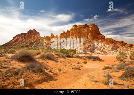 Australian Outback spectaculaire paysage désertique avec golden piton rocheux à Rainbow Valley en Australie centrale NT Banque D'Images