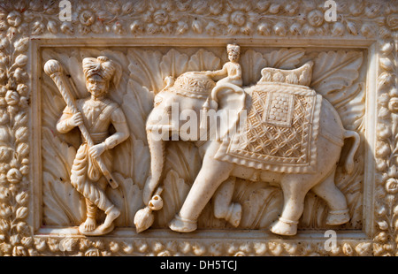 Soulagement dans une façade en marbre, mahout ou conducteur d'éléphants et de l'éléphant, le temple des rats de la déesse, Karni Mata temple Karni Mata Banque D'Images