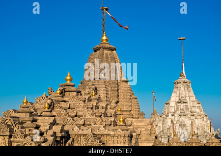 Coupoles et tours Shikhara dans un temple complexe sur la sainte montagne Shatrunjaya, important lieu de pèlerinage pour les adeptes de Banque D'Images