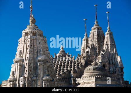 Coupoles et tours Shikhara dans un temple complexe sur la sainte montagne Shatrunjaya, important lieu de pèlerinage pour les adeptes de Banque D'Images