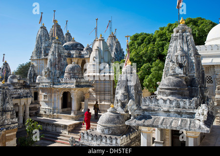 Coupoles et tours Shikhara dans un temple complexe sur la sainte montagne Shatrunjaya, important lieu de pèlerinage pour les adeptes de Banque D'Images