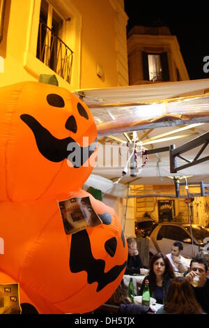 Rome, Italie. 31 octobre, 2013.L'Halloween dans les rues de Trastevere à Rome Italie Crédit : Gari Wyn Williams/Alamy Live News Banque D'Images