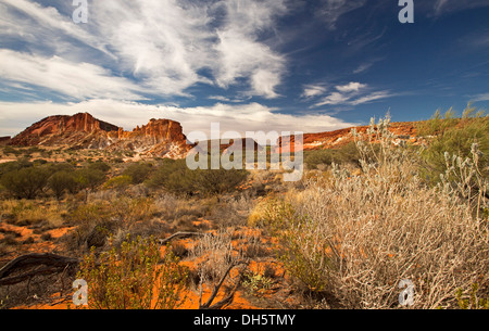 Outback / paysage désertique avec des affleurements rocheux à l'attraction touristique de la vallée de l'Arc-en-ciel dans le centre de l'Australie - Territoire du Nord Banque D'Images